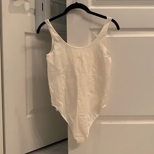 Skims scoop neck bodysuit in marble. Size L/XL.